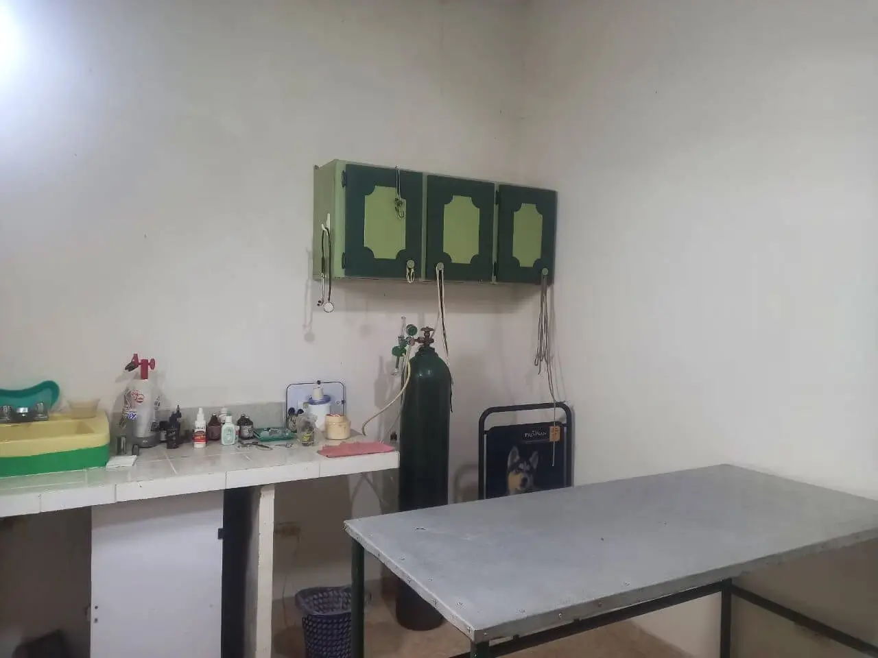 sala del consultorio con la mesa de operación