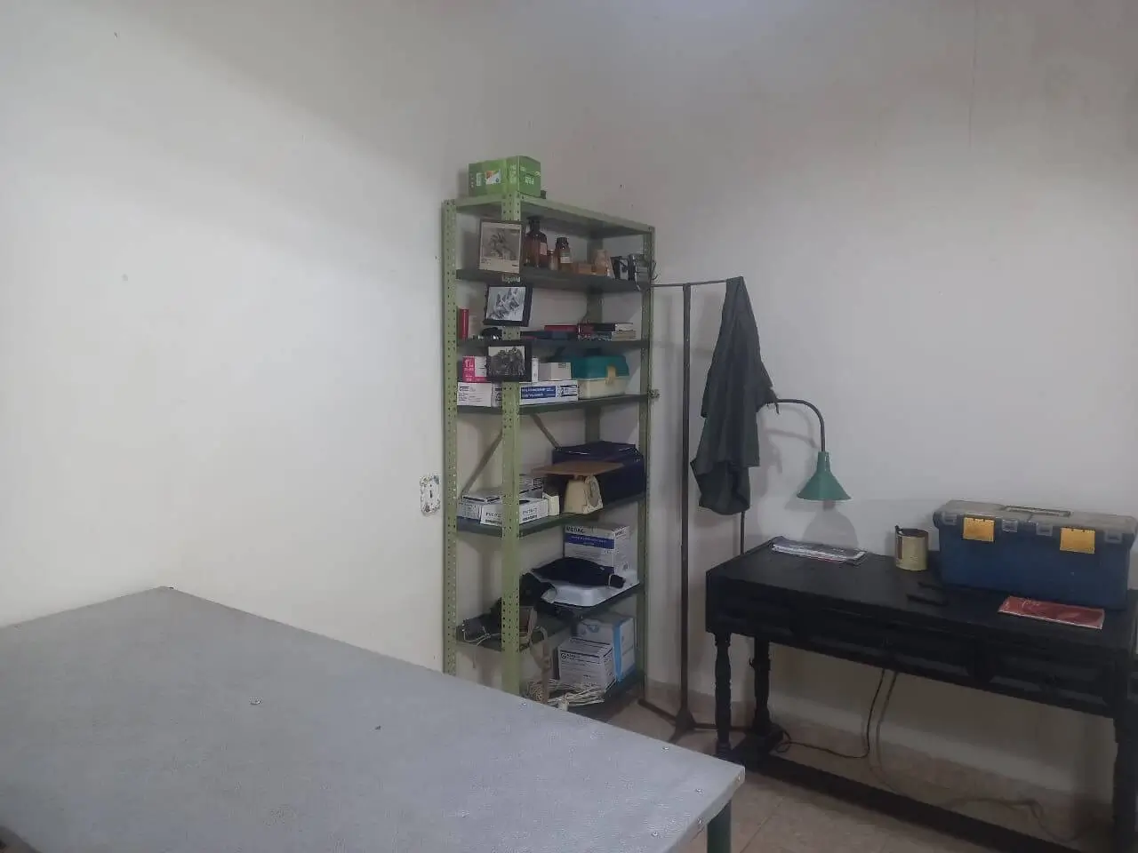 sala del consultorio con escritorio y estantes